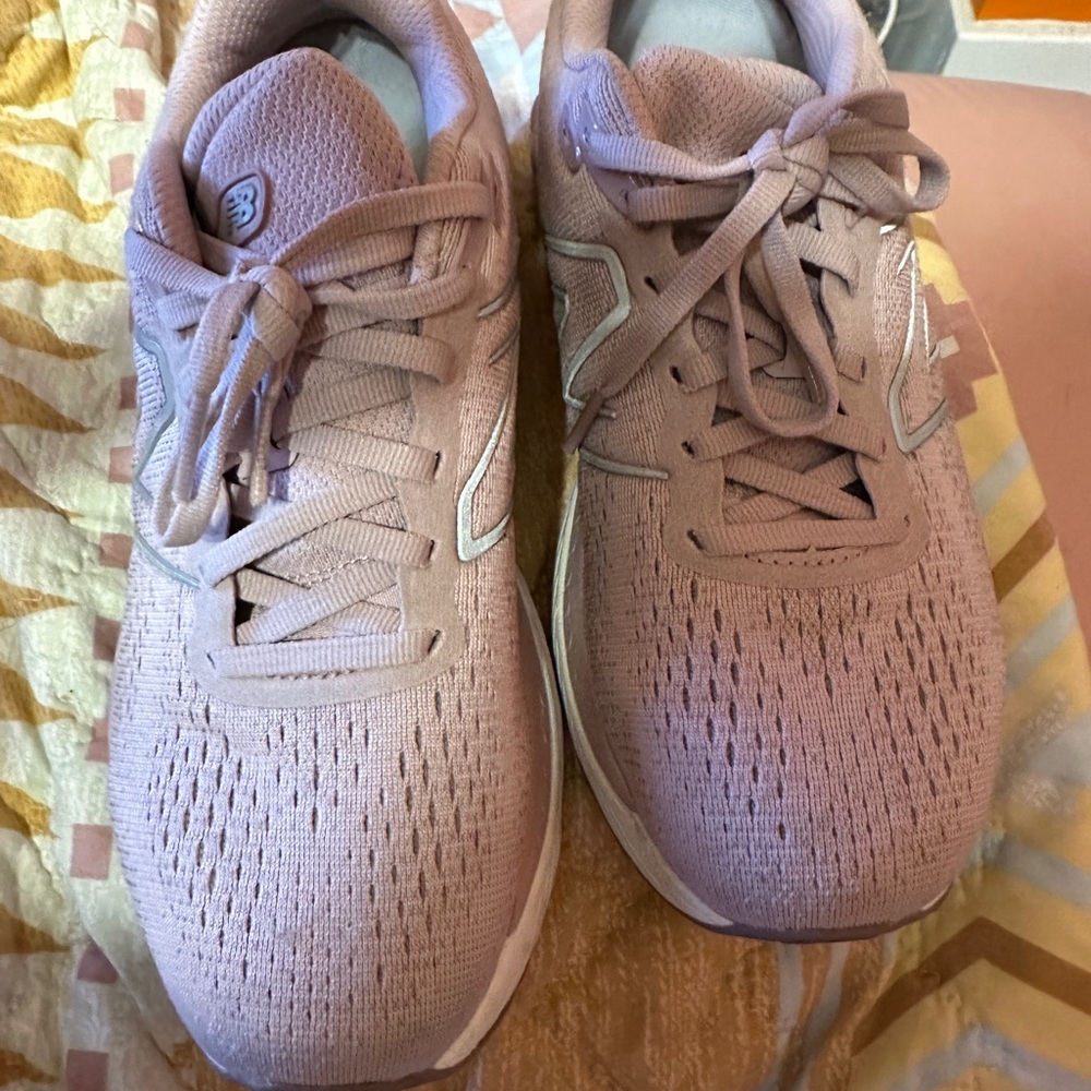 EUC New Balance sneakers women’s size 8